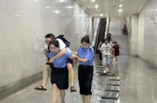 地铁隧道的一幕，不得不说，惊呆了啊。[捂脸哭][捂脸哭]