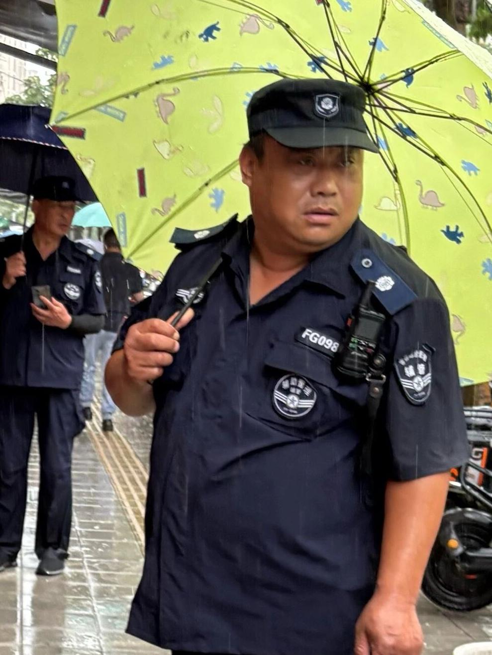 辅警最尴尬的莫过于执行公务时被直接无视！路面拦检或盘查时，当事人直言“辅警没