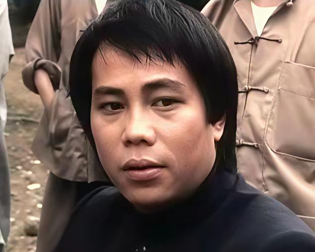 我赞同陈光标的观点，梁小龙先生是累死的！刷到梁小龙先生后期的小视频，发现他面色灰