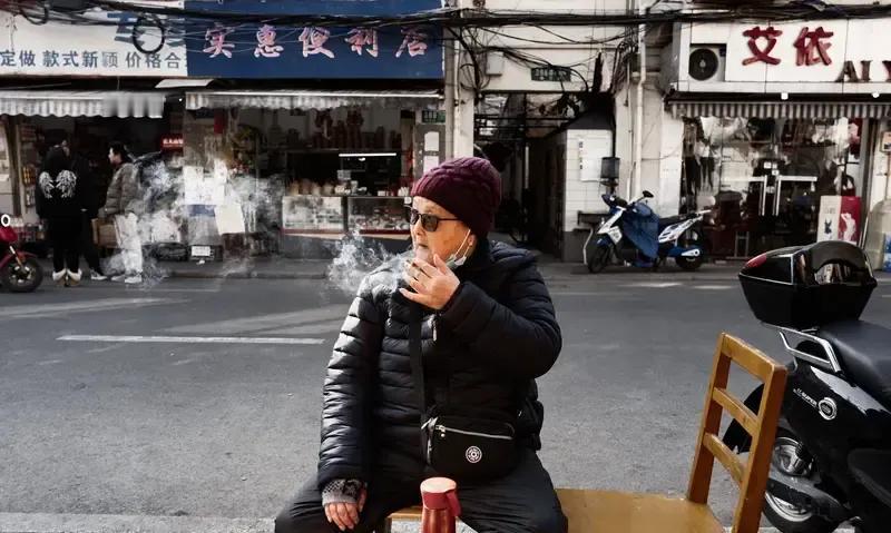 青岛一位89岁的电力退休老人对着访客叹气，每月九千块退休金，吃喝不愁，可屋里就他