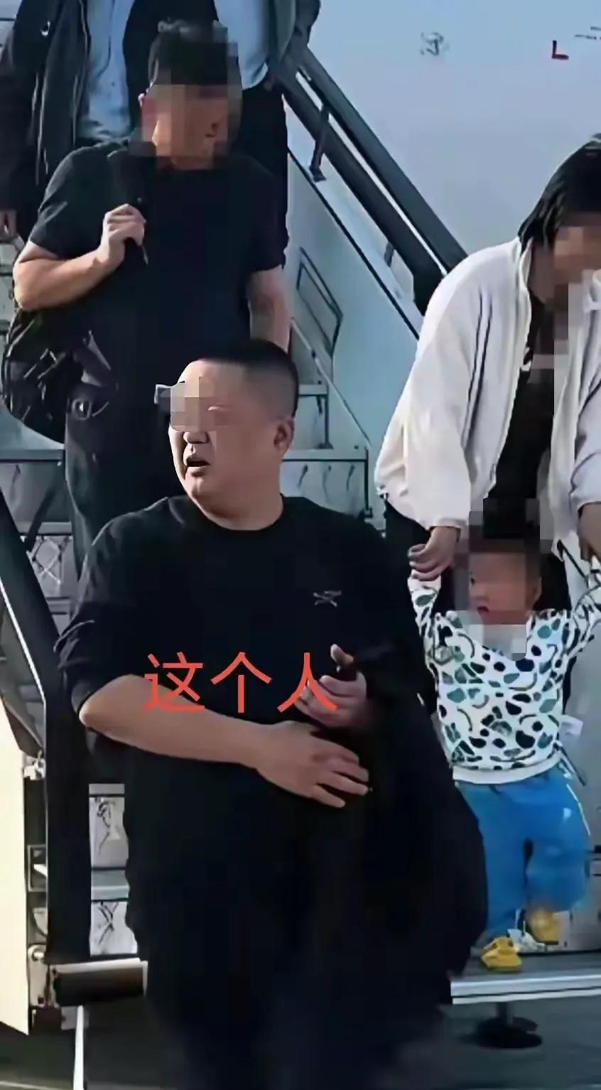 网传这个人是“东航空乘下跪”事件中的欧某某。仔细对比事件发生的截图画面，可以看