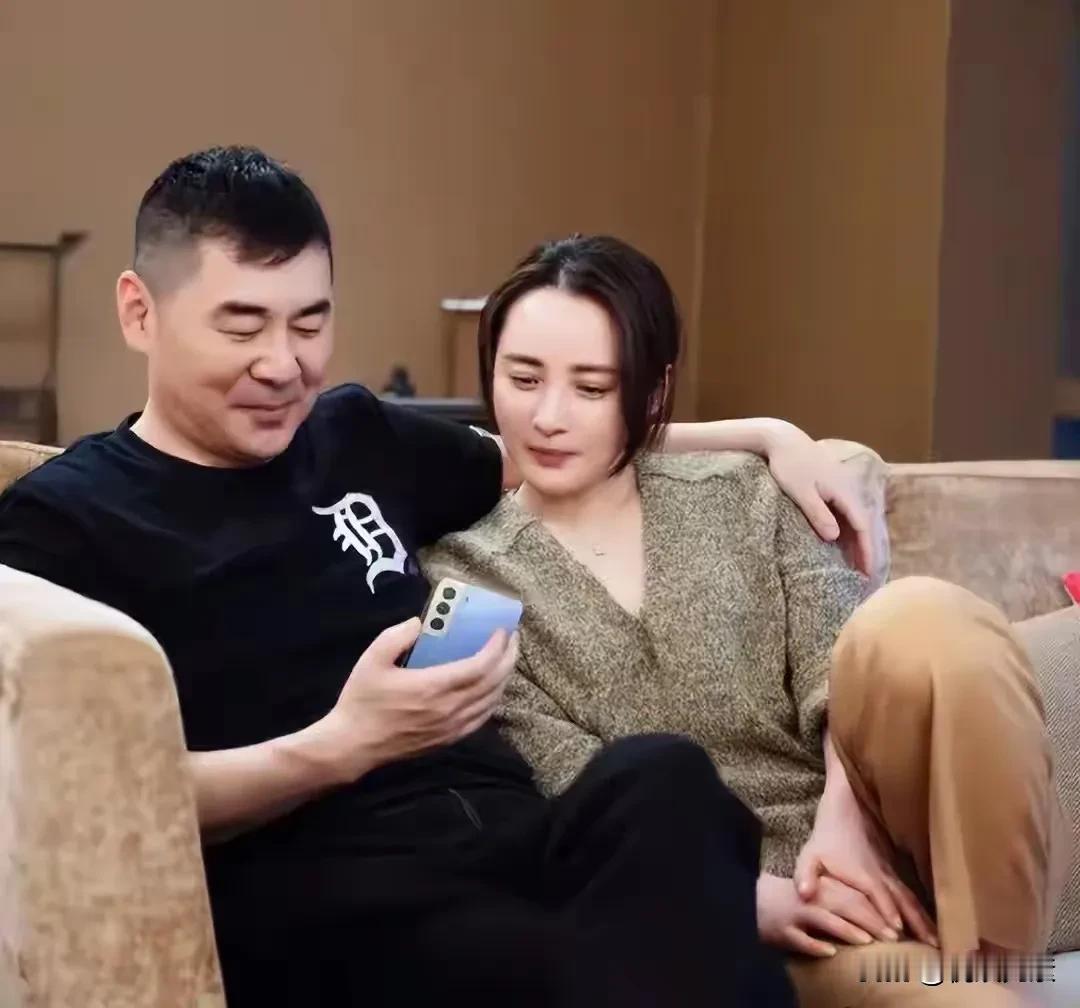 蒋勤勤像小家碧玉或富家闺女；吴越则是书香门第的大家气质，如果说哪个更漂亮，也
