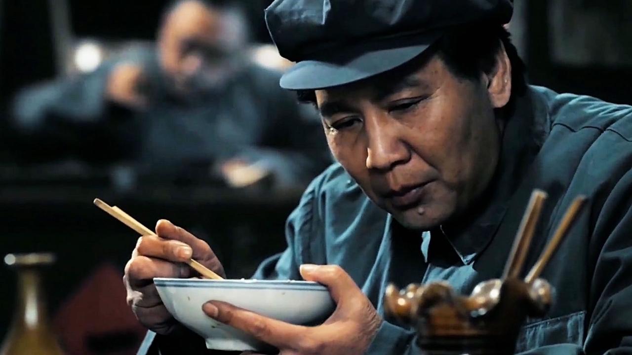 1948年,周总理看见毛主席一直在吃土豆丝,便突然问道:这葱爆羊肉,是不是有点膻