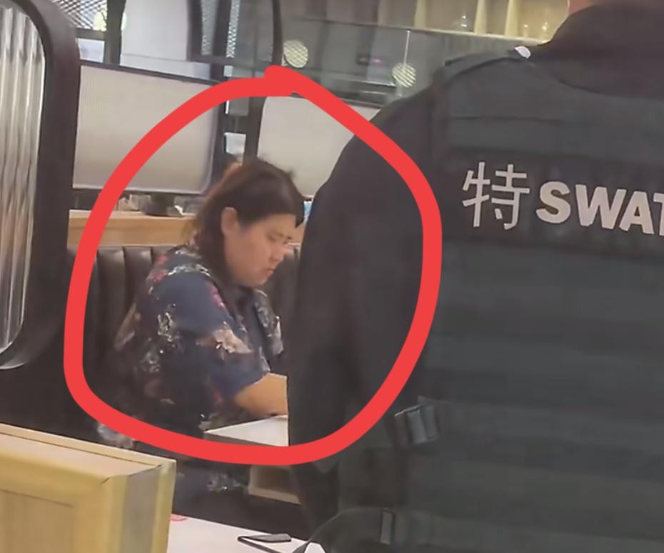 天津一胖仙女吃霸王餐不付款，甚至拿着餐刀和服务员比划。店家报警，帽子叔叔来了好几
