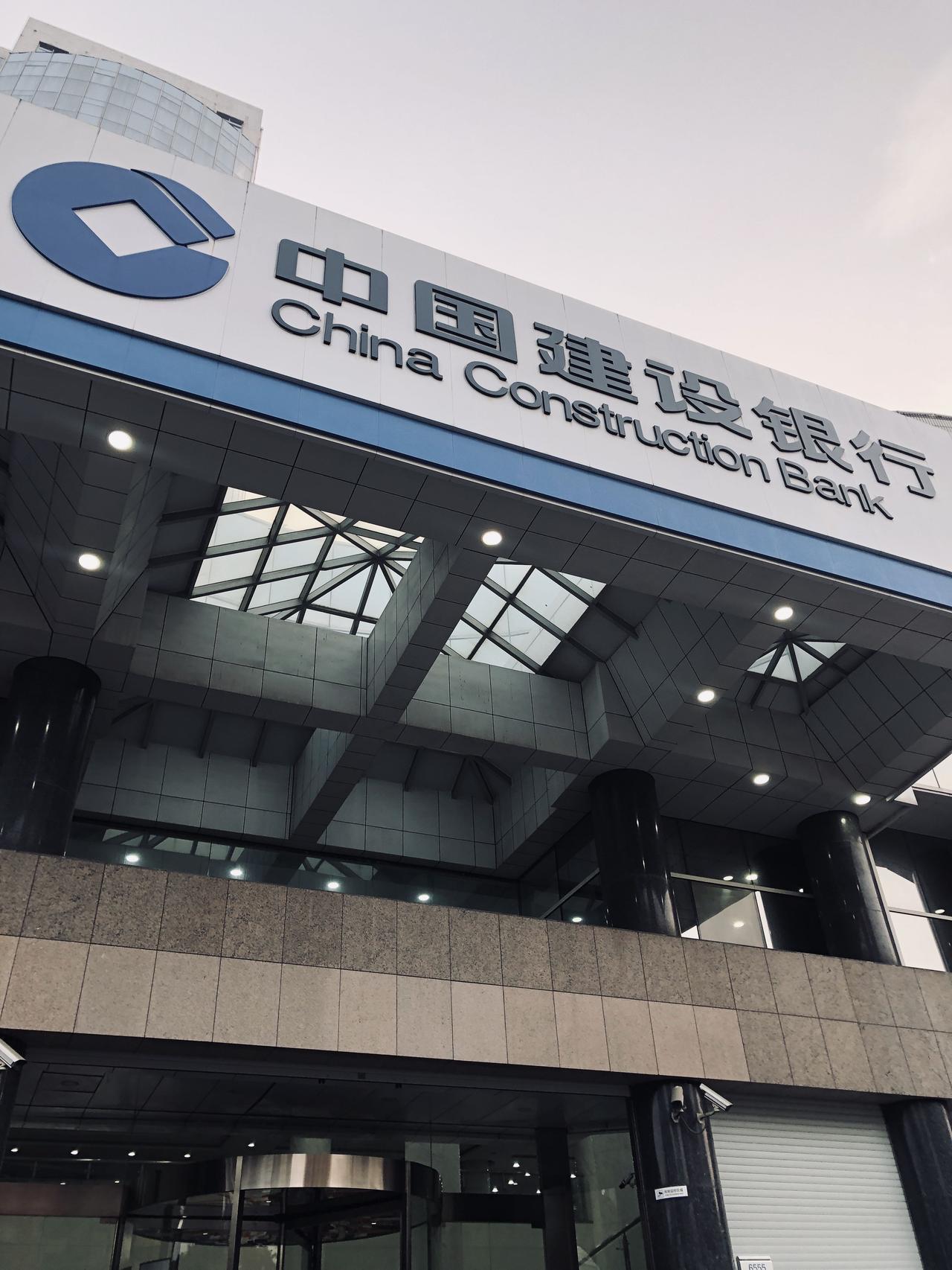 如果说中国这几十年哪个行业服务态度和便利度科技程度改进最大，那估计得算银行业。几