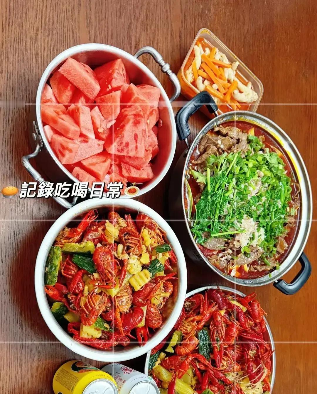 昨天刚收拾完碗筷，我掏心掏肺地把那份六千多月薪的工作交了底，坐在沙发上的老公把遥