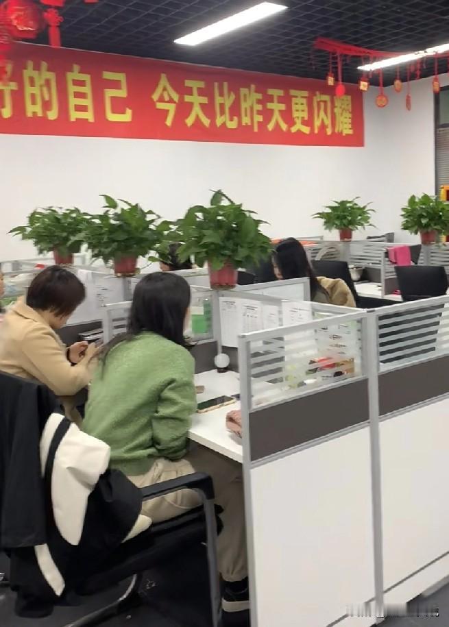 开管理周会，测试总监又把工作进度滞后的原因归结为我们hr招人不利，因为没人干，所