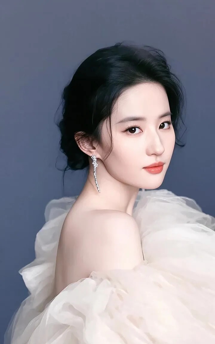 刘亦菲这组写真美到失语！每一张都自带高光，仙子下凡不过如此