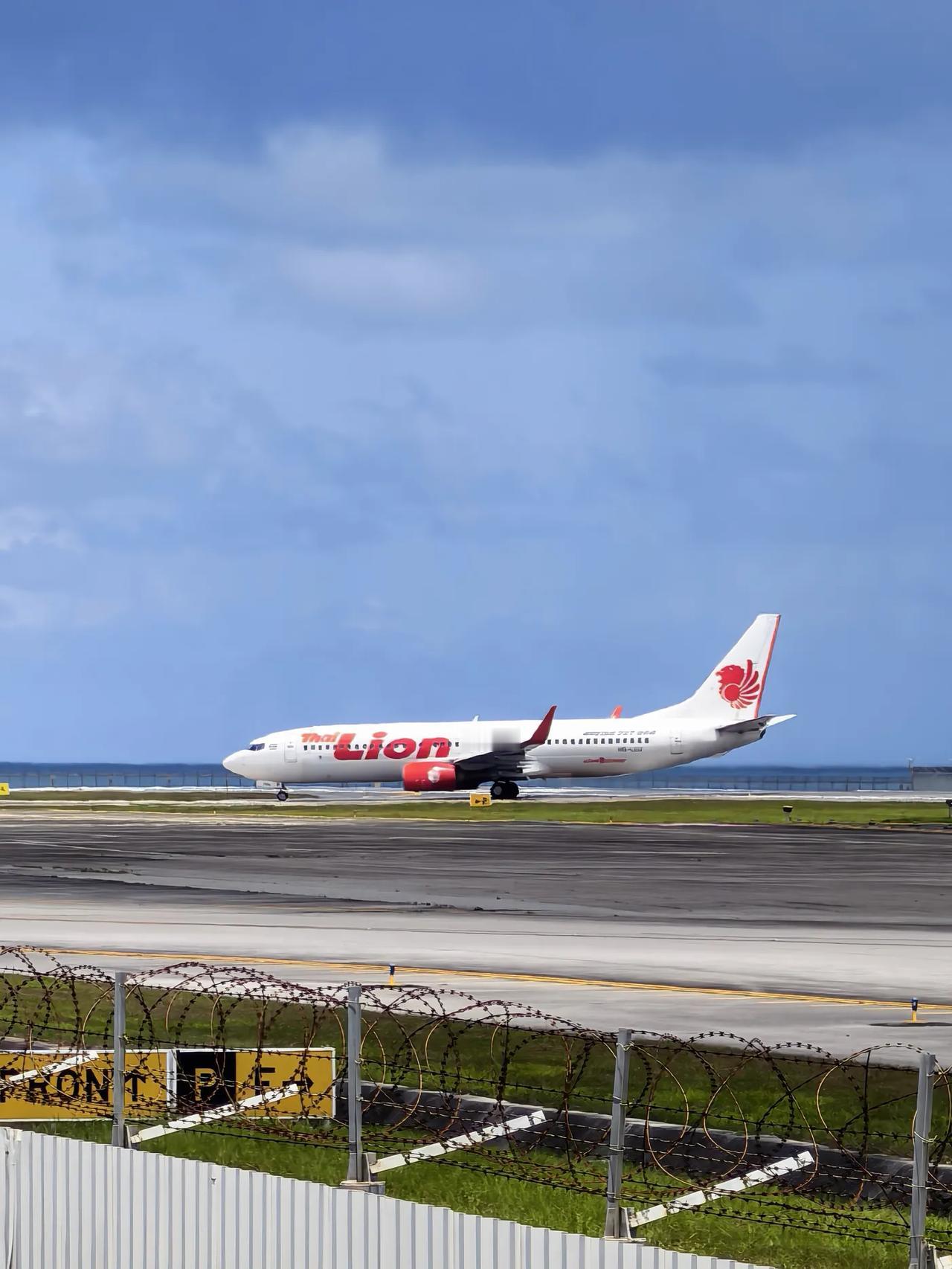 普吉岛国际机场旁有一家咖啡店（8/5RunwayCafe），吸引了众多飞友来打