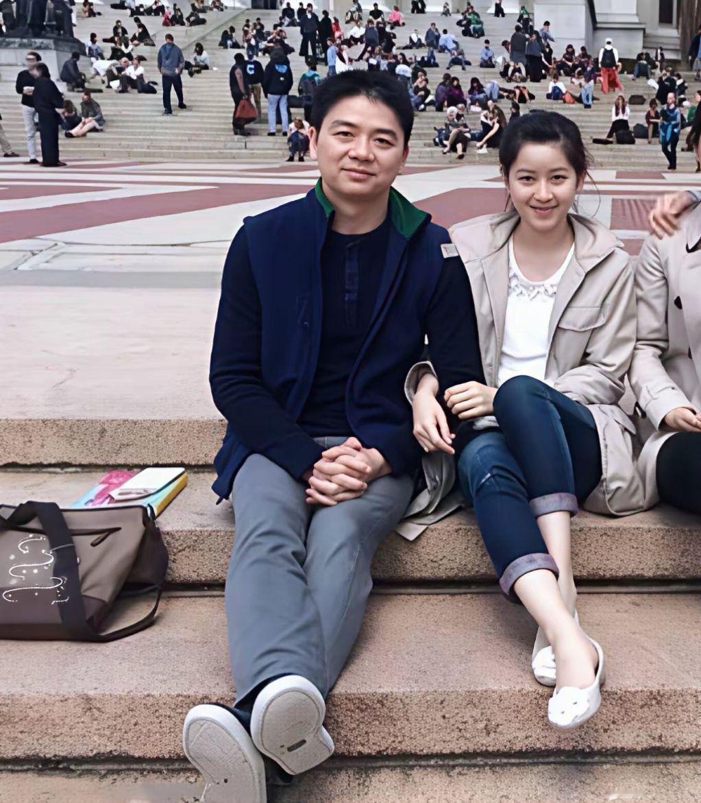 看来东哥还是按照前任找的奶茶妹