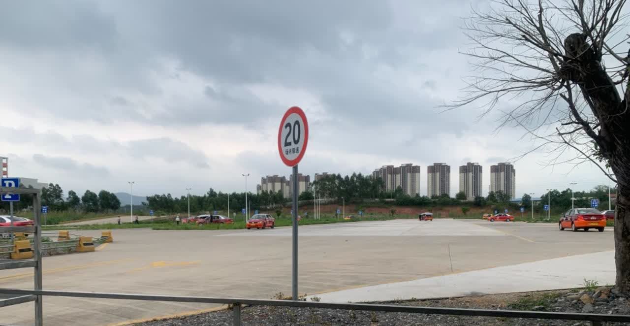 我公司一个女同事考驾照，科一挂了两次，科二挂了五次，科三考了四次，都没过，三