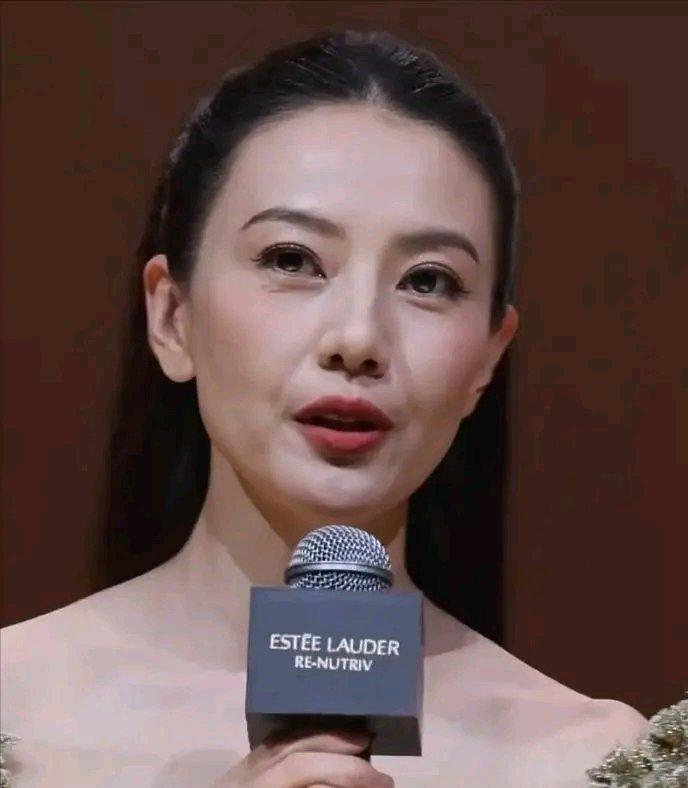 前段时间高圆圆出席活动，法令纹和眼角细纹明显，“断崖式衰老”的说法就出来了，让人