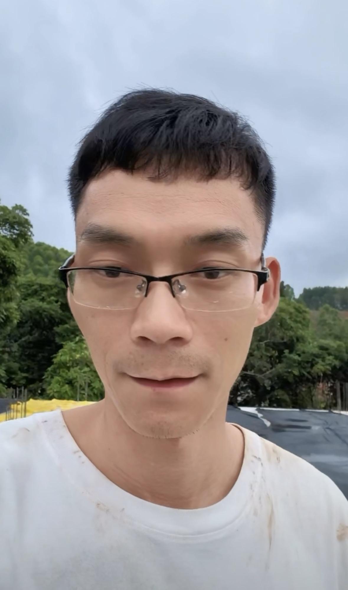 唐尚珺新房主体预算25万，确定是两层半小楼总面积在180平左右。唐尚珺在老家