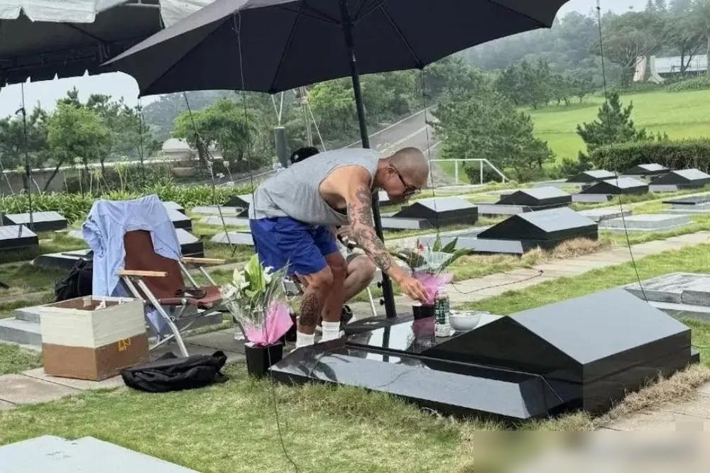 具俊晔疯了？大S走后一年多，他天天跑去墓地，对着照片说话，人都快没了。朋友都