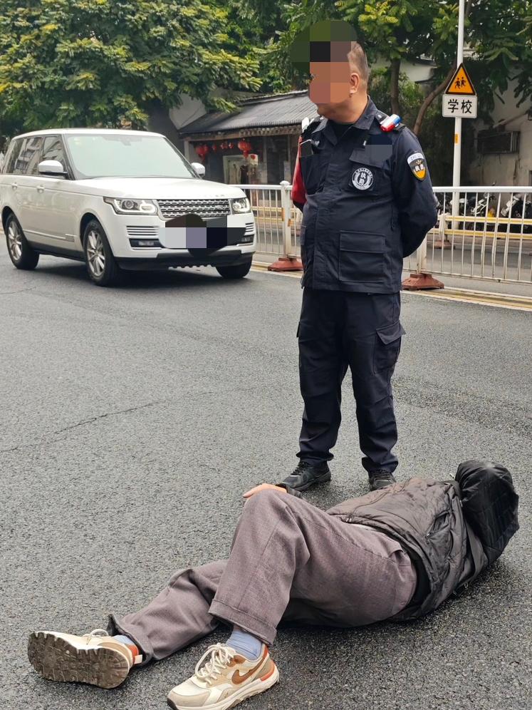 扶老人是否属于保安的职责？保安的本职难道不是守护一方平安吗？图中那位保安眼巴