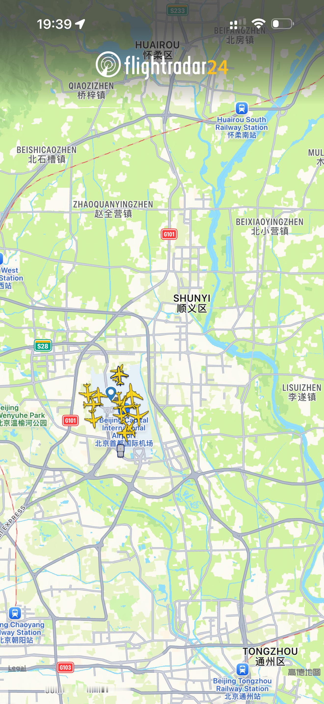 川宝估计快落地了，北京空域难得这么干净今天南风为主，空军一号会从北向进场，这会儿