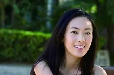 当年同班同学唐嫣、白百何都火了，她还在跑龙套，谁能想到多年后，她竟成了手握金鹰、