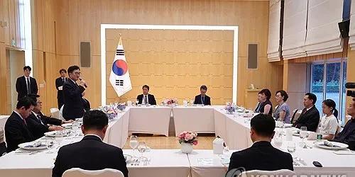 据韩联社报道：9月3日，在北京，韩国国会议长禹元植同在华居住的抗日独立运动先烈后