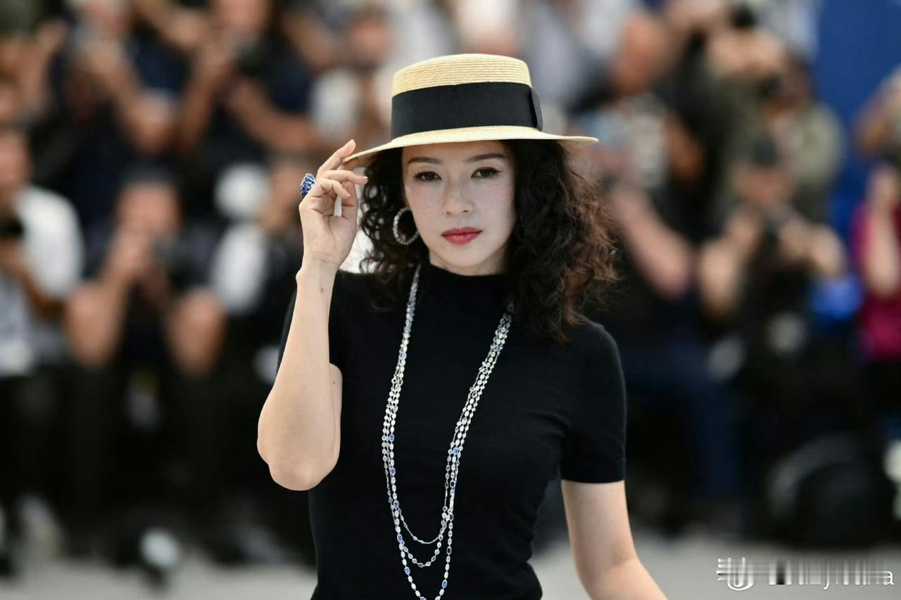 章子怡，让人心疼。11月15日，46岁的章子怡，冲上热搜，这一次，不是因为前