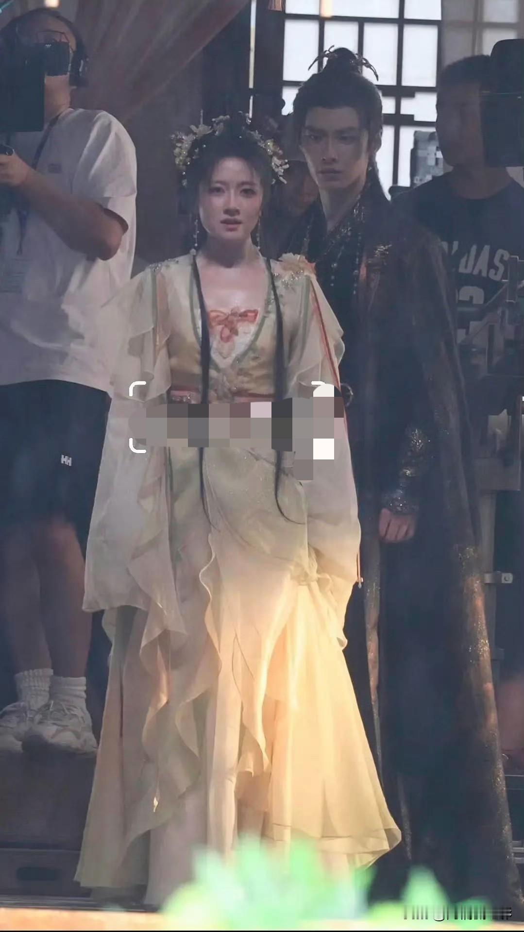 《千夜奇谭》李兰迪、何与的首次同框路透流出，完全看不出CP爆相。镜头之下李兰迪身
