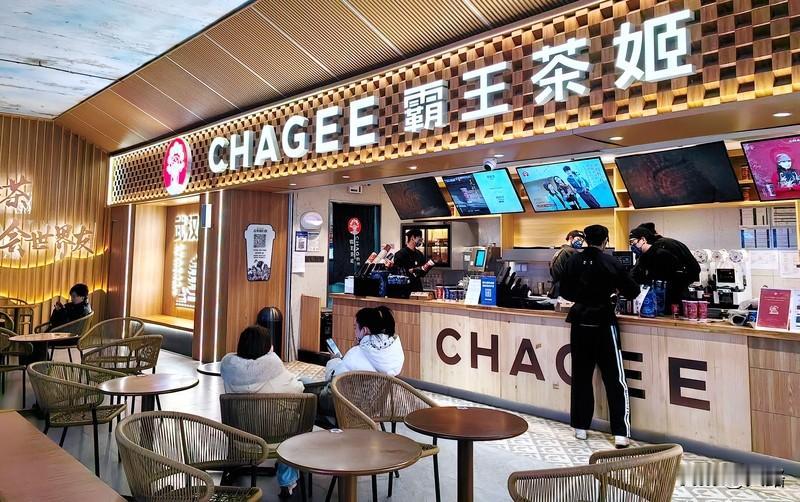 最近霸王茶姬“水银门”事件闹得沸沸扬扬。4月27日，安徽宿州王女士称在霸王茶姬砀