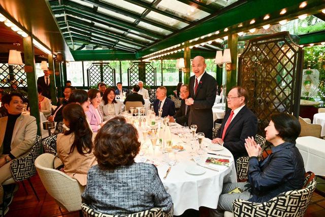 韩国瑜赴法出席侨宴，当众高调宣称“以身为台湾人为荣，眼中没有蓝绿白，心中只有台湾