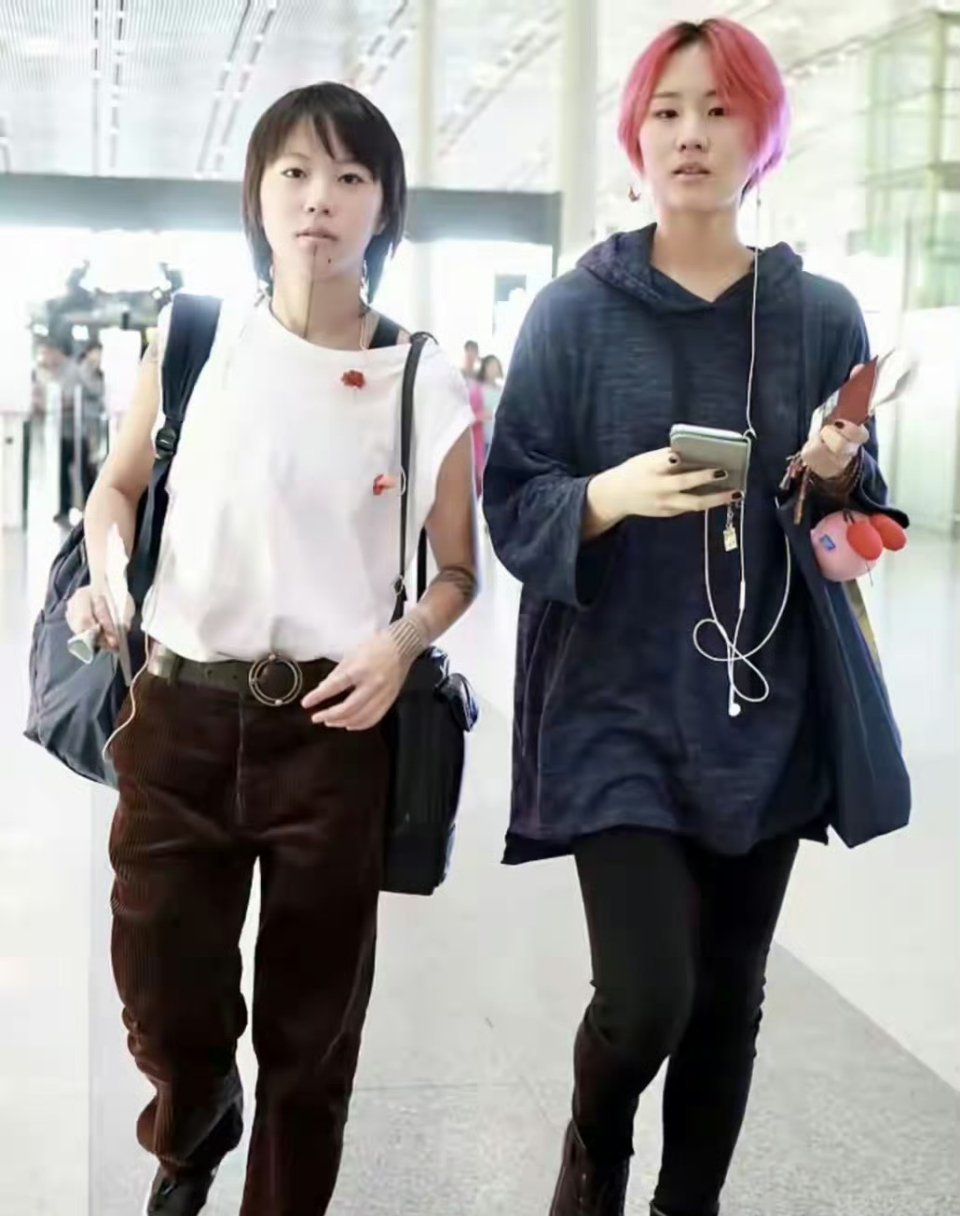 窦唯的二女儿窦佳嫄和姐姐窦靖童虽然不是一个妈妈，但两姐妹长得几乎一模一样，感情超