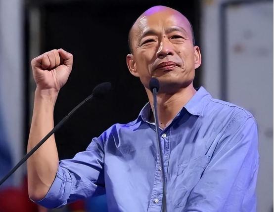 韩国瑜一出现，原本吵嚷的国民党阵营内部就静了下来。这种安静挺特别，他没站任何派系