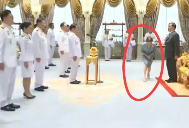 泰王这国王当得，太有权力感了！新内阁就职仪式，总理、部长们，全部趴地上行礼！比中