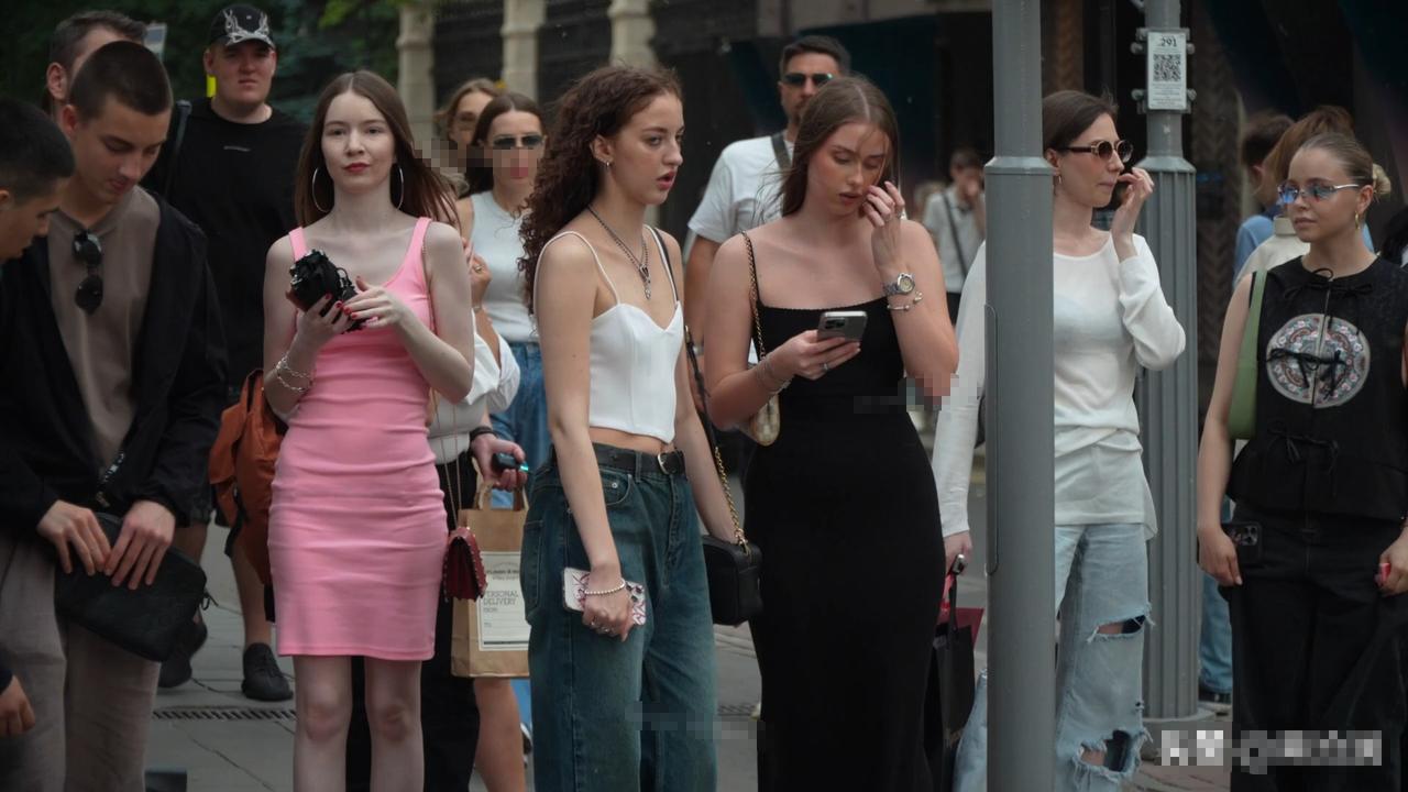 俄罗斯年轻的女子为什么都愿意支持丈夫去前线？其实并不是她们多爱国，只是因为俄罗斯