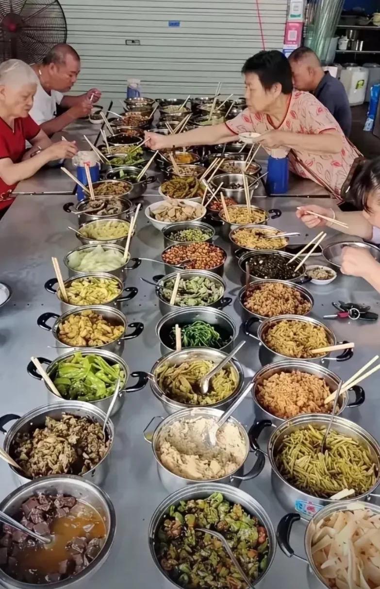 第一次见这样吃饭的，这是哪一个地方的习俗？