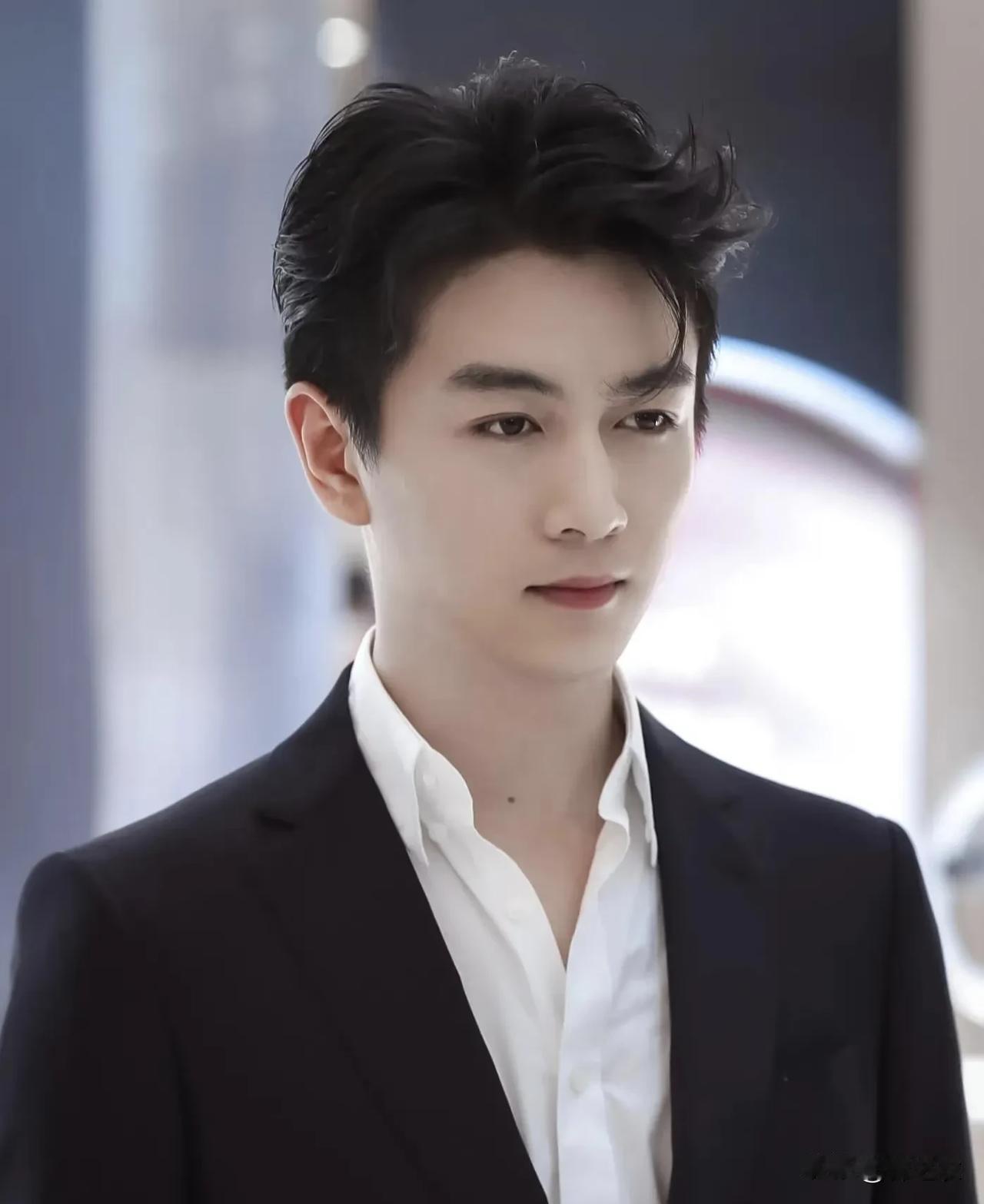 陈晓的长相一直都在我的审美点上，这么多年我都觉得他是最帅的（仅个人审美），所以我