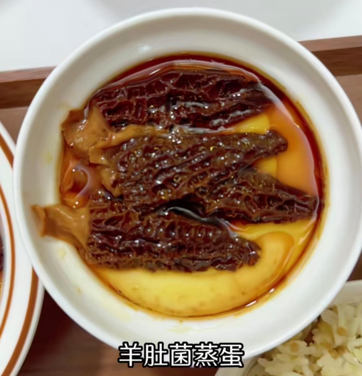 中午和老妈的双人午饭，一桌饭菜色香味俱全。羊肚菌蒸蛋、盐焗虾、手撕包菜、南瓜