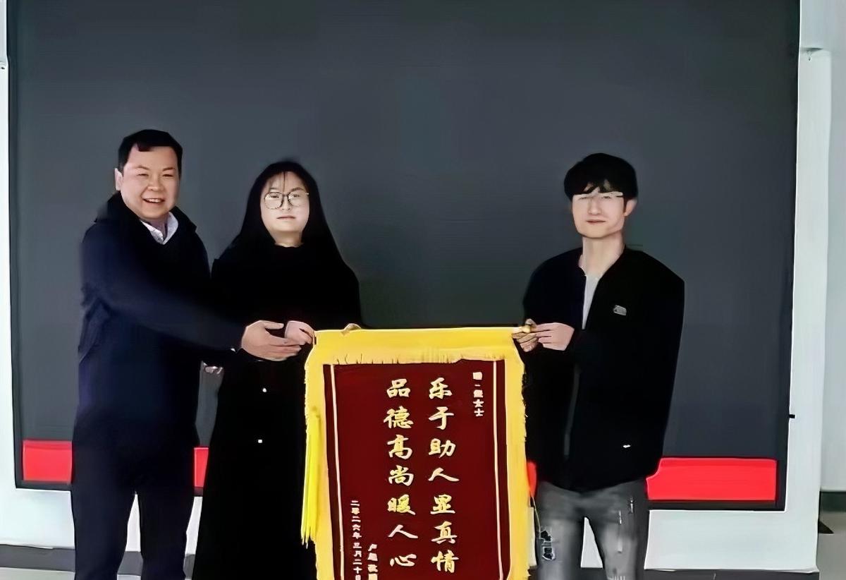 谁能想到，在湖州的深更半夜，一辆疾驰在高速上的网约车突然猛踩刹车。而后排单身