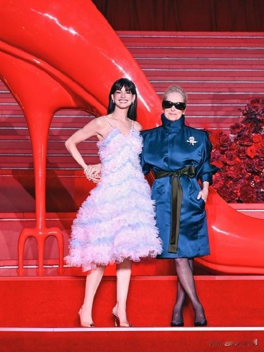 时隔20年，米兰达与安迪终于再度同框。4月10日晚，《穿普拉达的女王2》中国首