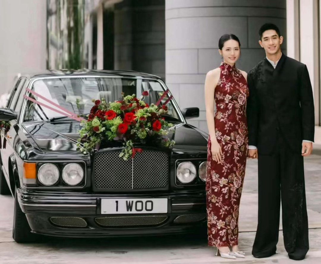 吴婉芳穿旧裙参加二儿子婚礼，小女儿手部有残缺，二儿媳穿旗袍美！