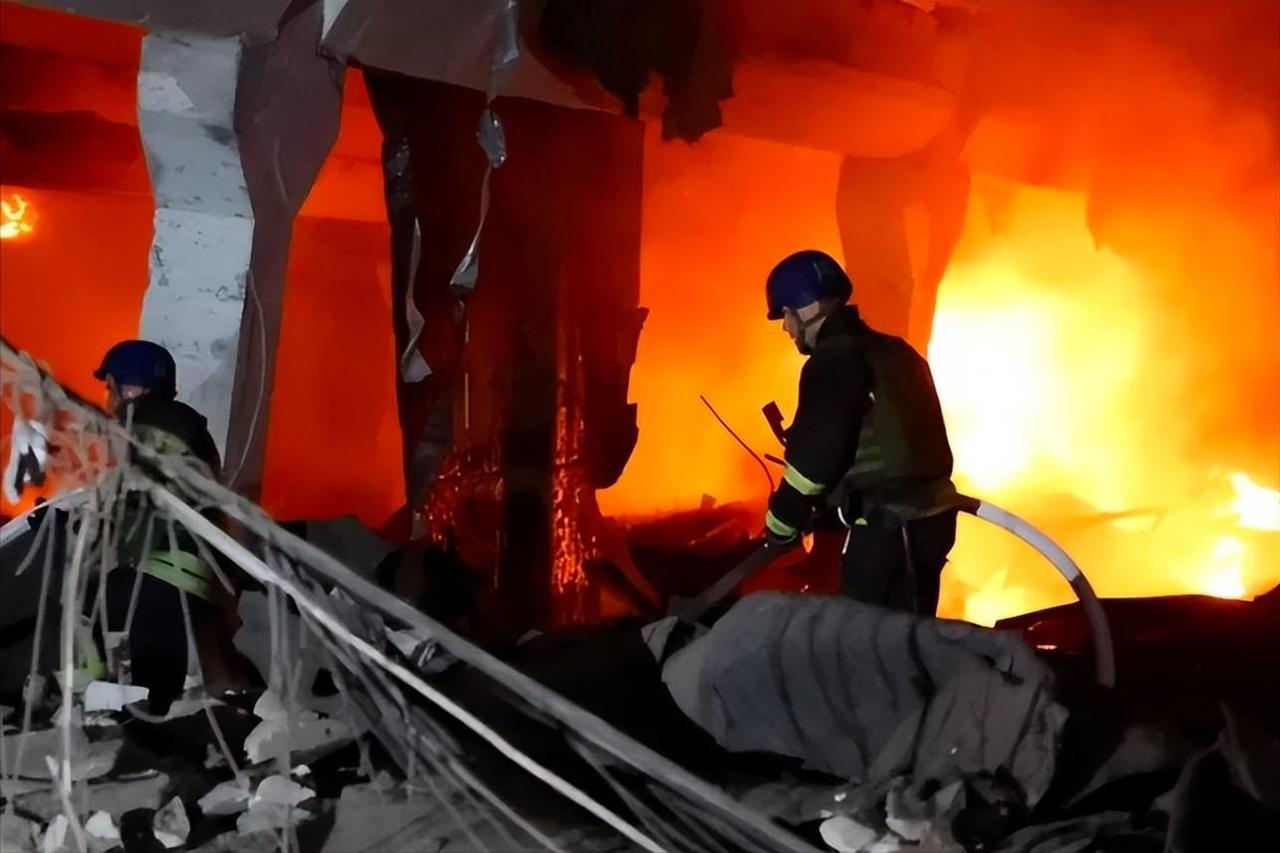 俄3吨炸弹摧毁乌指挥中心，疑似炸死北约将军大鱼，北约上百名指挥官身亡为啥甘愿吃亏