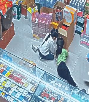 这孩子不急不躁，也不哭不闹，心里素质特别好，遇事儿冷静处理！长大后必成大器，就这