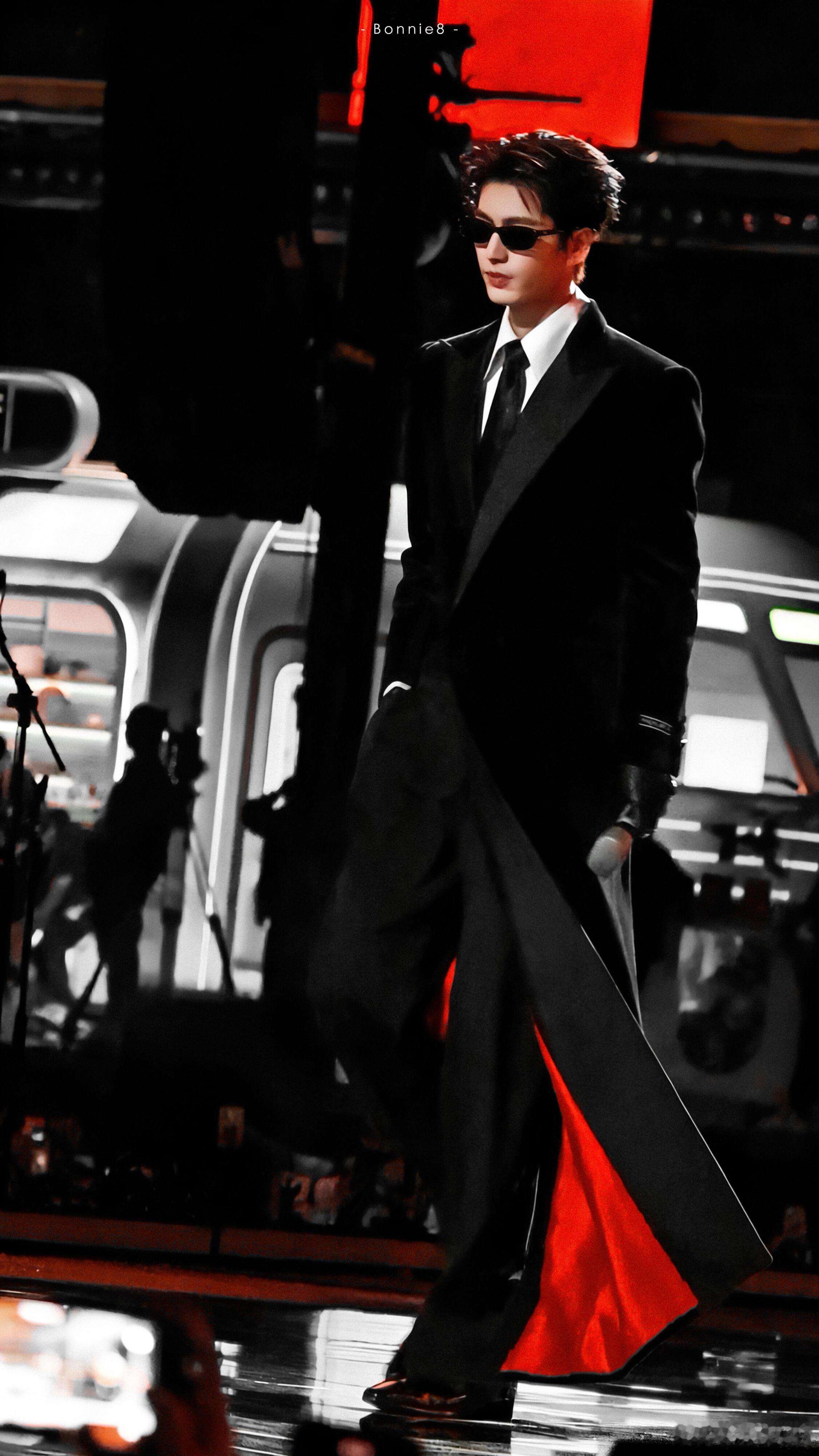 张凌赫真模特要用全屏欣赏美貌｜张凌赫T台12p短短几秒被帅不行了光都在偏爱他