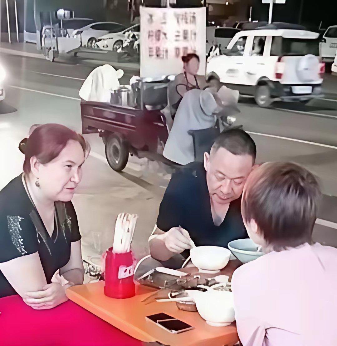 胖东来两夫妻俩身价上亿了还吃路边摊真不忘来时路！偶尔尝试一下人间疾苦吧！