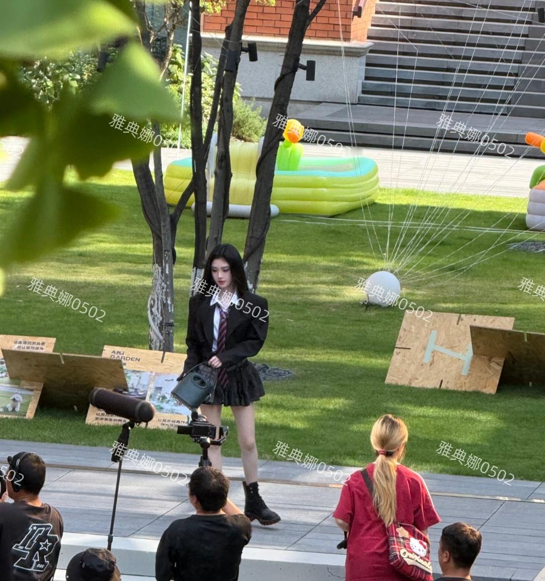 鞠婧祎为了显高真是拼了，在重庆拍戏大热天穿了一双深不见底的靴子，有了至少10cm
