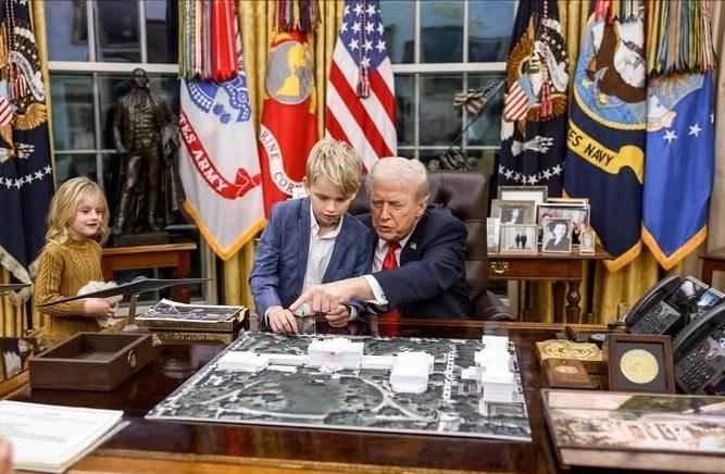 近日，前美国总统特朗普的儿媳Lara在社交平台分享了一组温馨照片，三张照片的背景