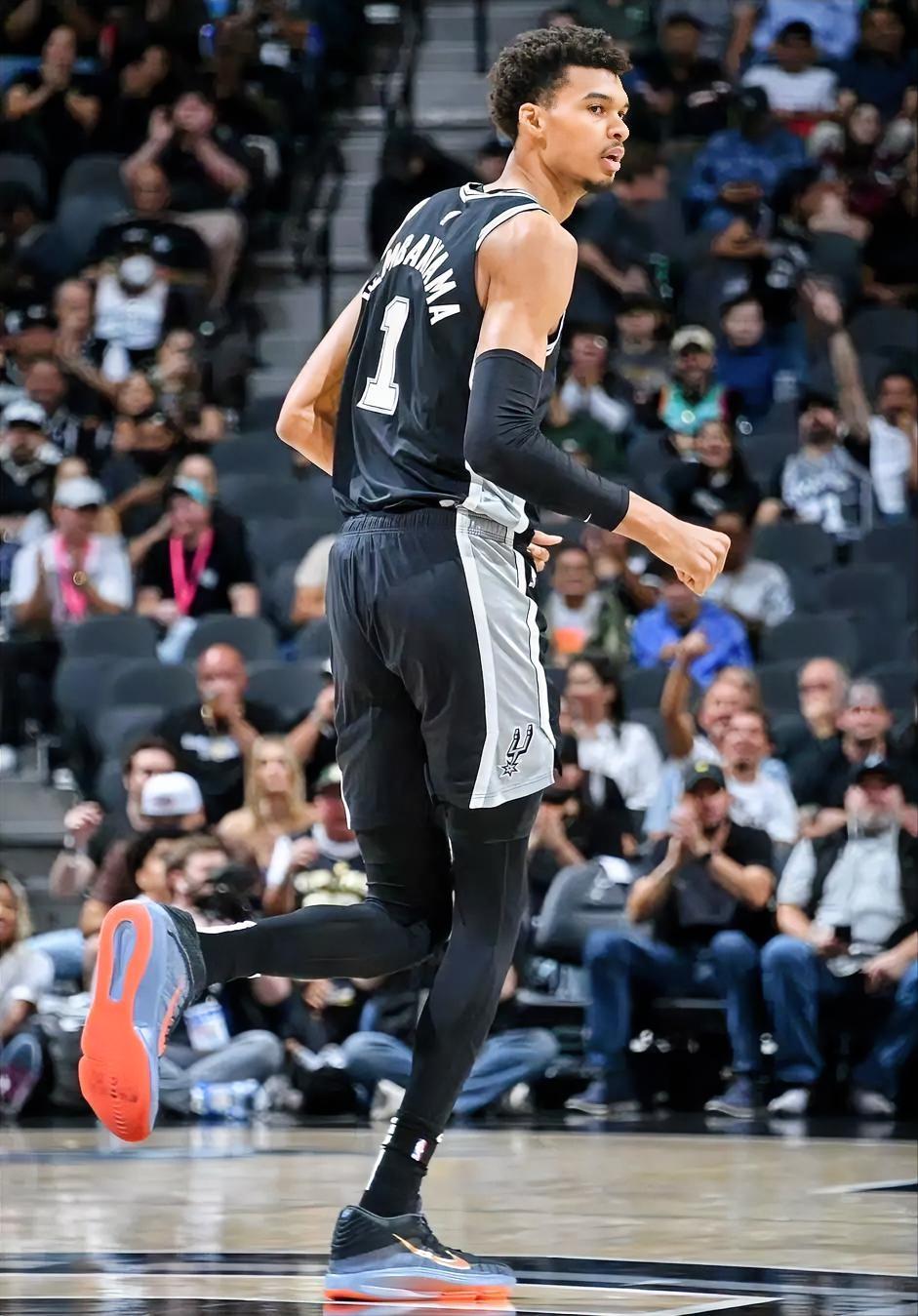 马刺主场101：113不敌骑士，遭遇2连败，3个不争的事实：1，文班亚马砍下2