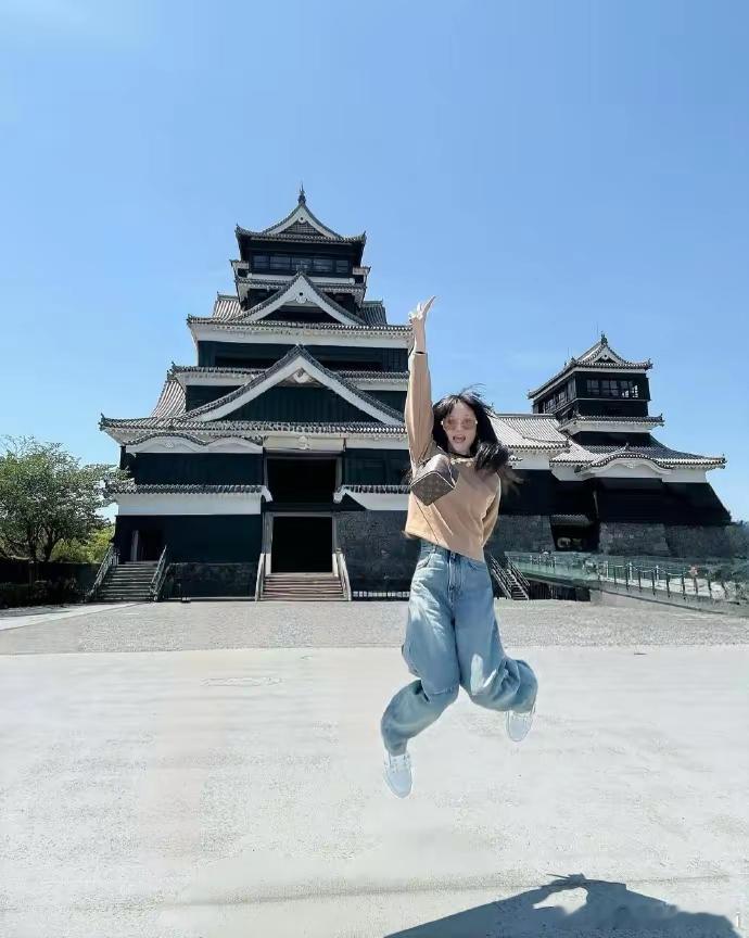 46岁陈乔恩旅游开心到模糊！老公床上撒粉玫瑰好惊喜，合影一起跳陈乔恩嫁给艾伦是真