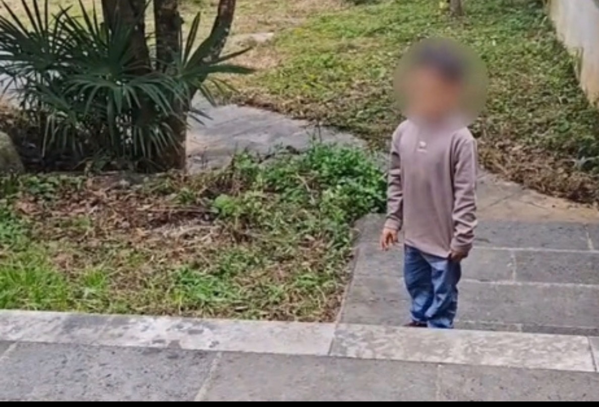 赤裸小孩通报省流版：1、孩子是亲生的，父母未办结婚登记，小孩一直没上户口。2、小