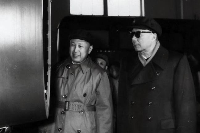 1960年3月的一天，聂荣臻突然将周恩来从会议室叫出来，聂荣臻面如土色地说：“收