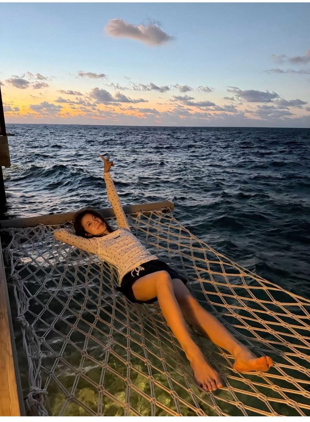 赵今麦，拇指外翻有点严重。