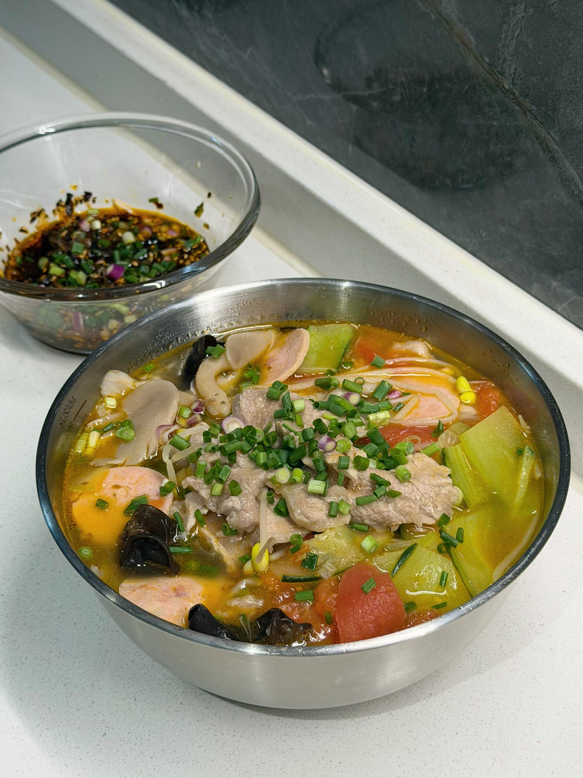 汤鲜味美的三鲜肉片汤，配烧椒蘸料太下饭谁懂啊！家常三鲜肉片汤，鲜到舔碗底，配上