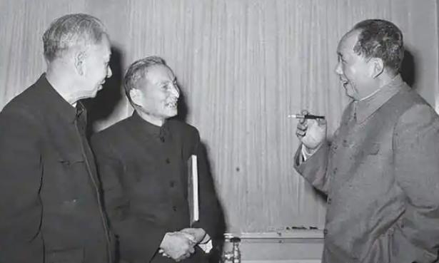 陈云晚年回忆说，遵义会议上有两个人反对毛主席。一个是凯丰，他反对最坚决，态度最明