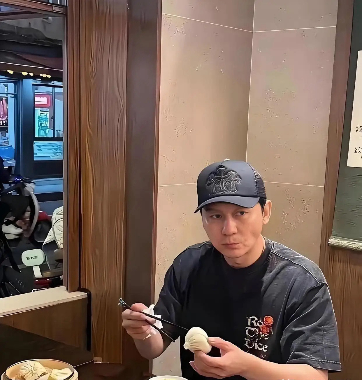 都说李晨混得惨，可你知道他在《奔跑吧》撕了十年名牌，不动声色赚了多少钱吗？巅峰时